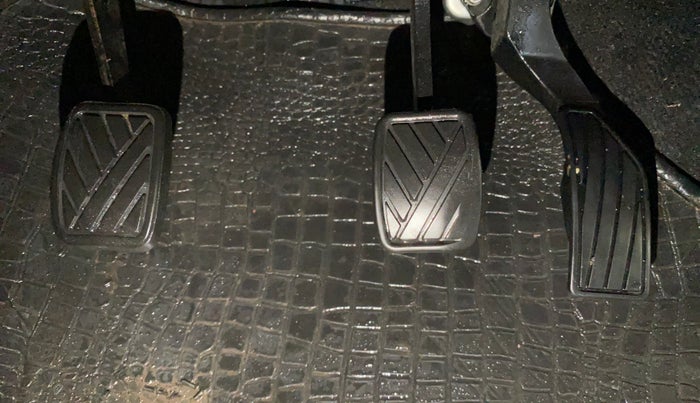 2017 Maruti Swift LXI (O), Petrol, Manual, 96,882 km, Pedals