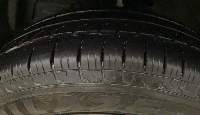 2017 Maruti Swift LXI (O), Petrol, Manual, 96,882 km, Left Front Tyre Tread