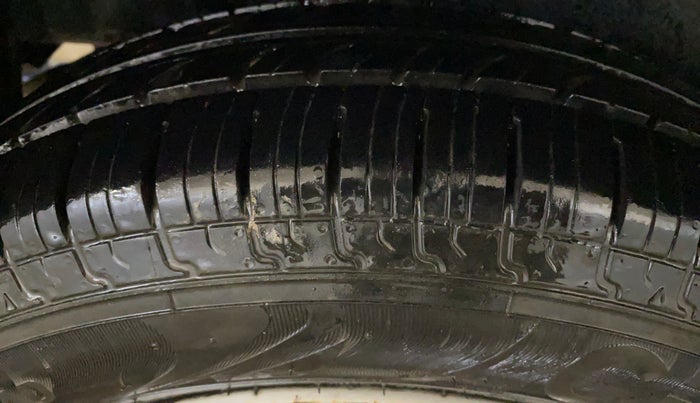 2017 Maruti Swift LXI (O), Petrol, Manual, 96,882 km, Right Rear Tyre Tread