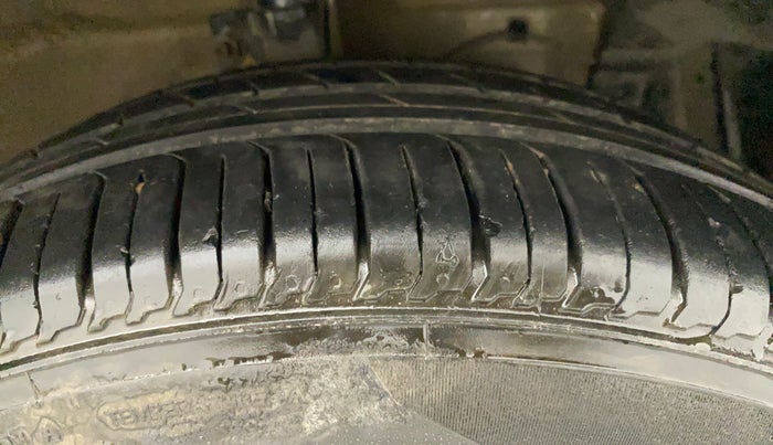 2014 Maruti Ertiga VXI ABS, Petrol, Manual, 50,906 km, Right Front Tyre Tread