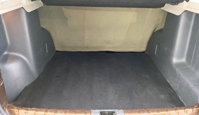 2014 Renault Duster RXE PETROL, Petrol, Manual, 57,039 km, Boot Inside