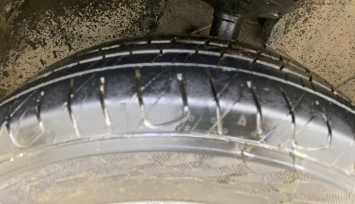 2014 Renault Duster RXE PETROL, Petrol, Manual, 57,039 km, Right Front Tyre Tread