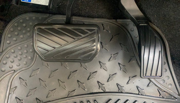 2021 Maruti S Cross ALPHA AT1.5, Petrol, Automatic, 66,815 km, Pedals