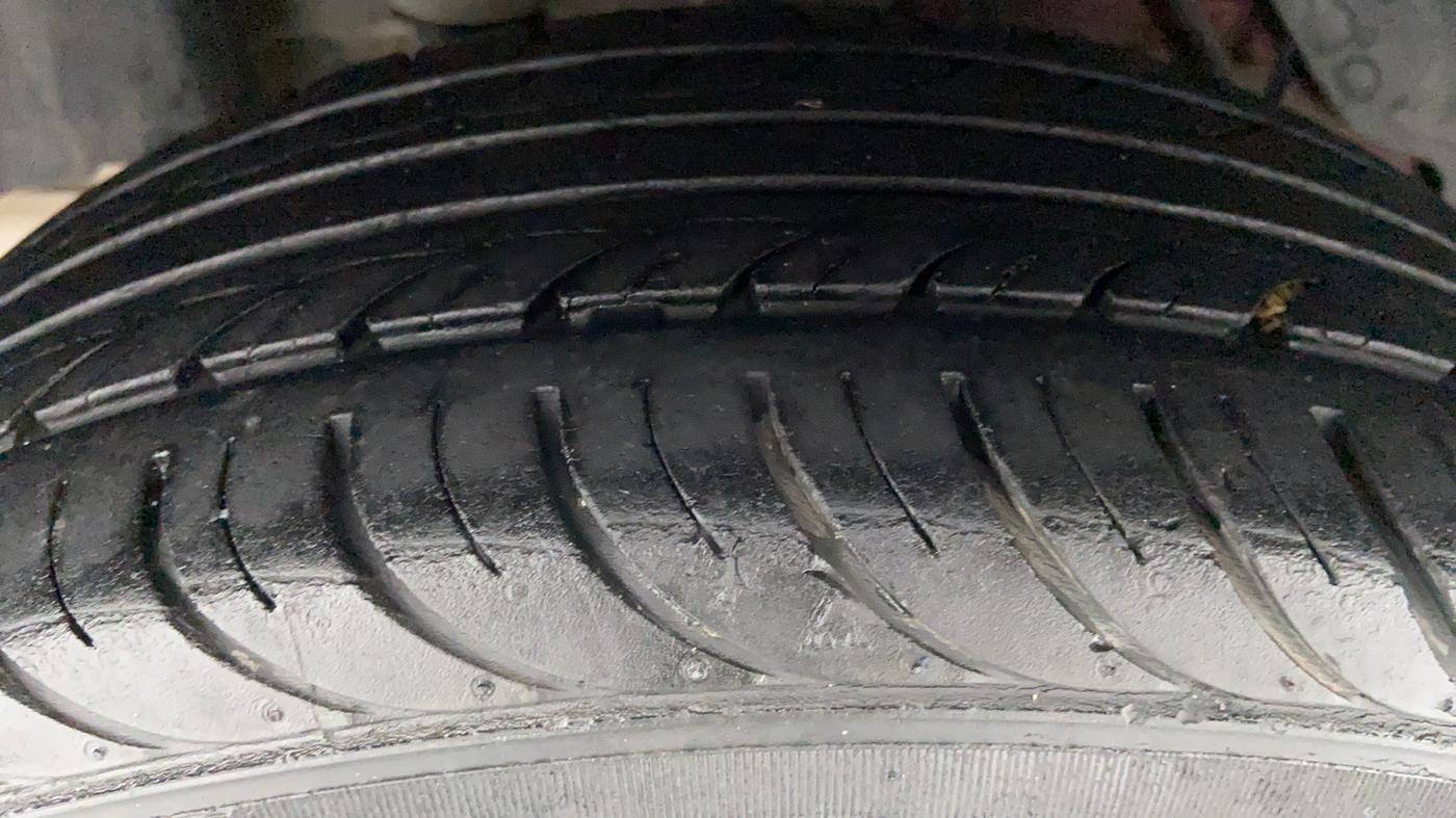 2017 Ford New Figo 1.2 TITANIUM, Petrol, Manual, 36,848 km, Right Rear Tyre Tread