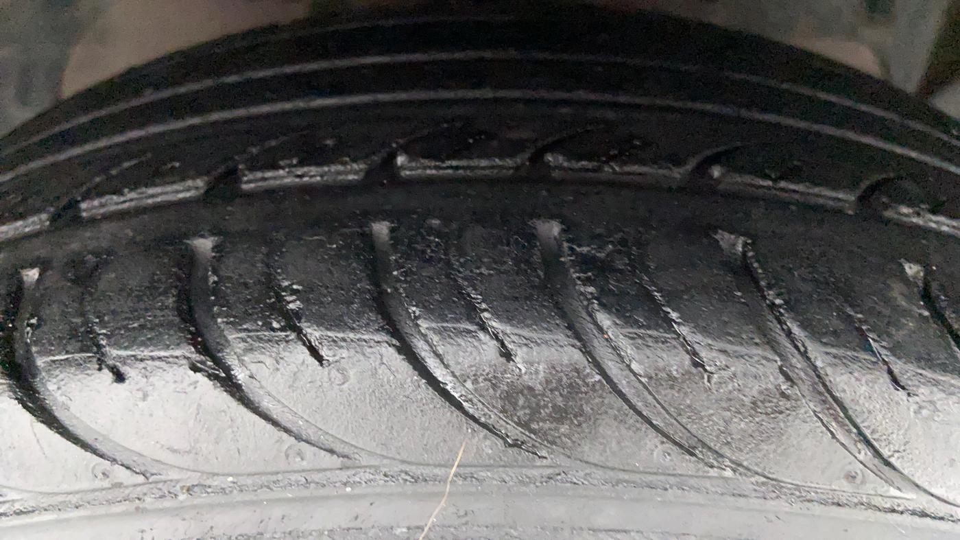 2017 Ford New Figo 1.2 TITANIUM, Petrol, Manual, 36,848 km, Right Front Tyre Tread