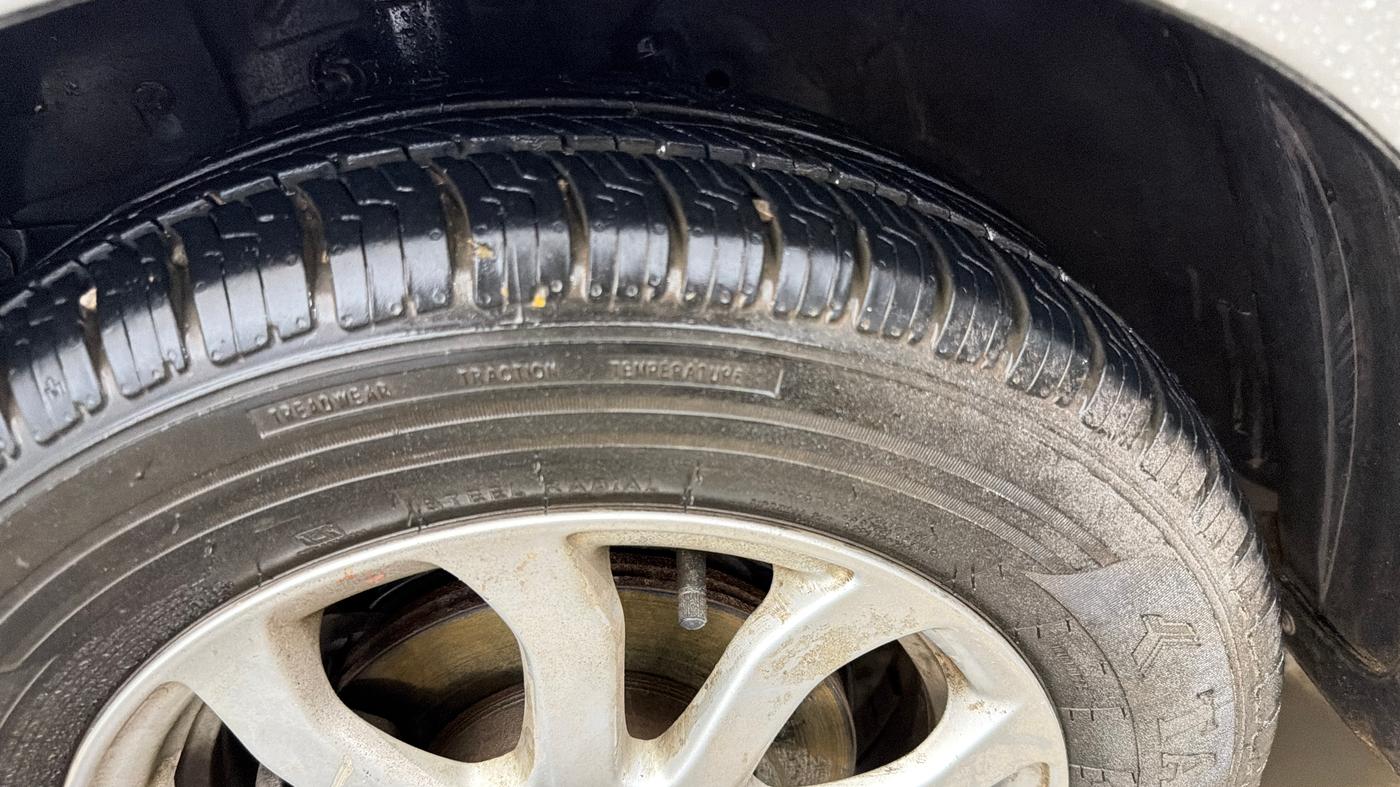 2015 Honda Amaze 1.2L I-VTEC VX AT, Petrol, Automatic, 40,389 km, Left Front Tyre Tread
