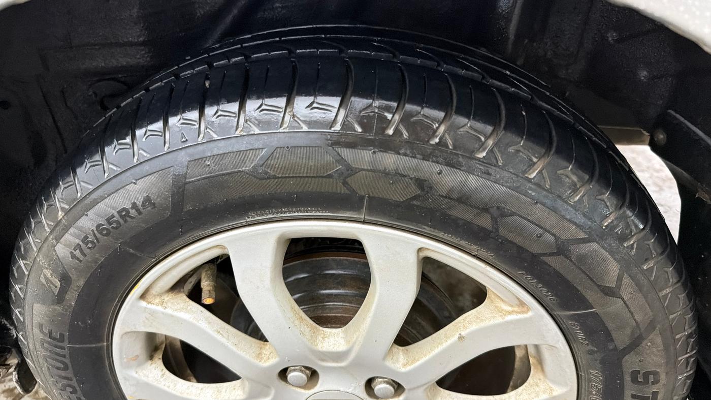 2015 Honda Amaze 1.2L I-VTEC VX AT, Petrol, Automatic, 40,389 km, Left Rear Tyre Tread