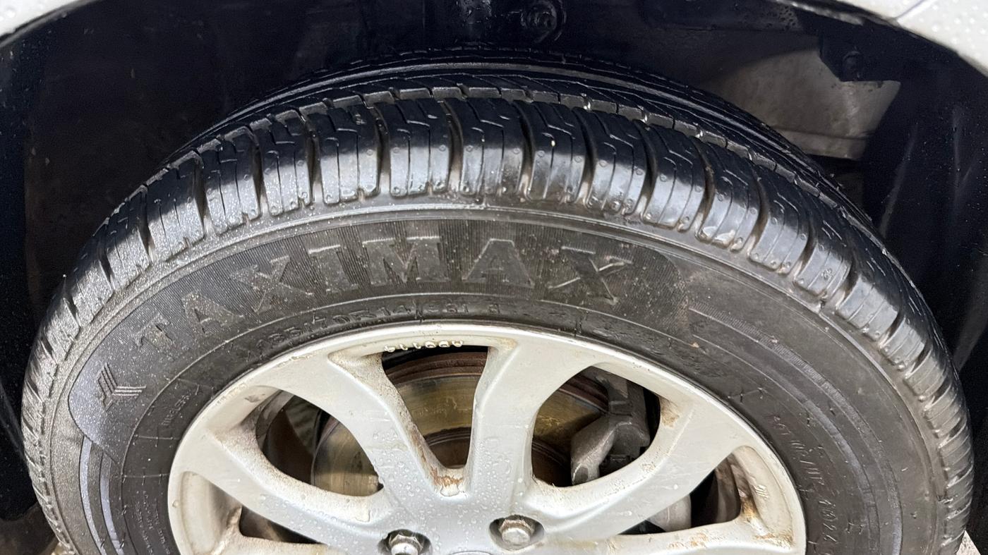 2015 Honda Amaze 1.2L I-VTEC VX AT, Petrol, Automatic, 40,389 km, Right Front Tyre Tread