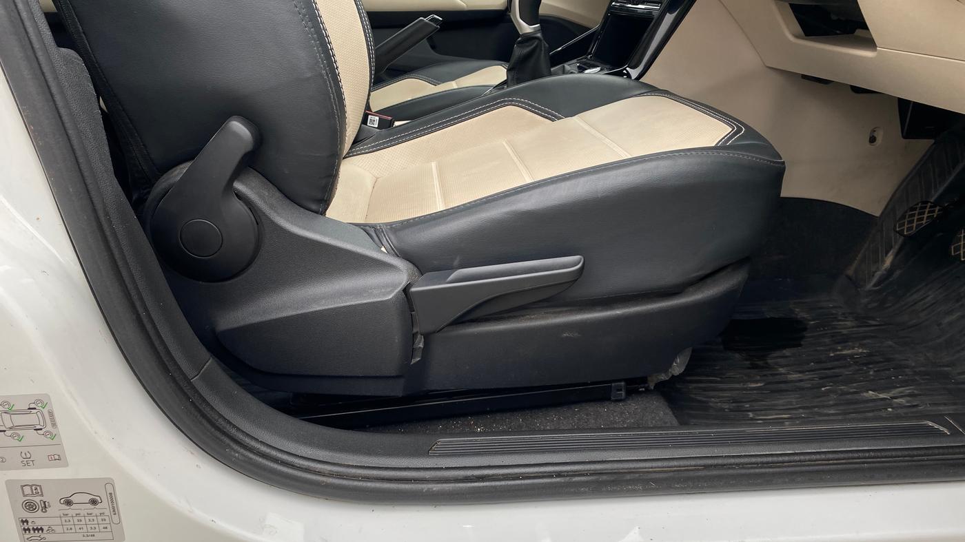 2025 Volkswagen VIRTUS Highline Plus 1.0 TSI MT, Petrol, Manual, 16,951 km, Driver Side Adjustment Panel