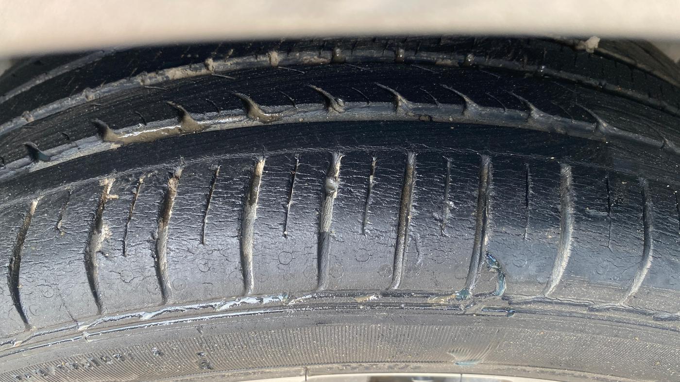 2018 Maruti Ciaz ALPHA  AT 1.5 SHVS PETROL, Petrol, Automatic, 27,796 km, Left Rear Tyre Tread