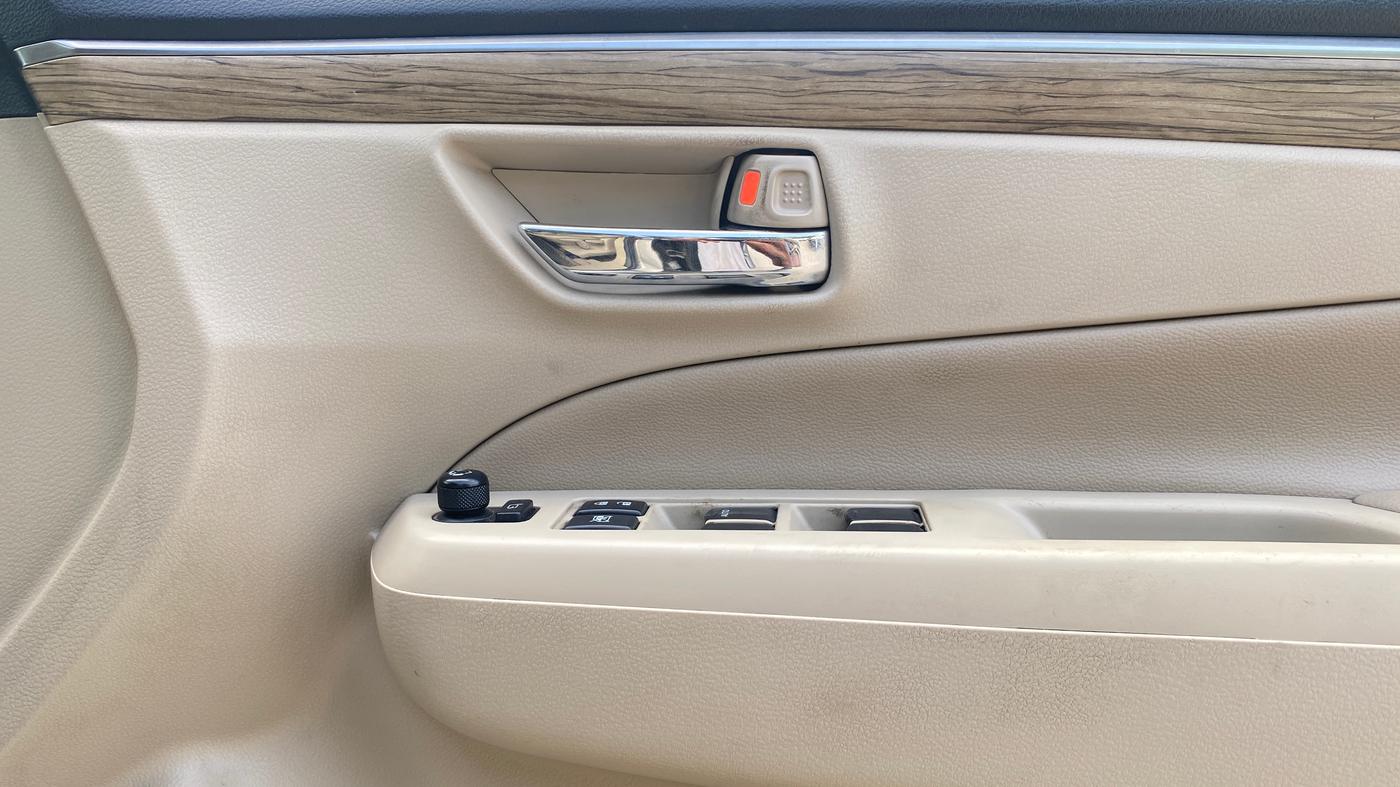 2018 Maruti Ciaz ALPHA  AT 1.5 SHVS PETROL, Petrol, Automatic, 27,796 km, Driver Side Door Panels Control