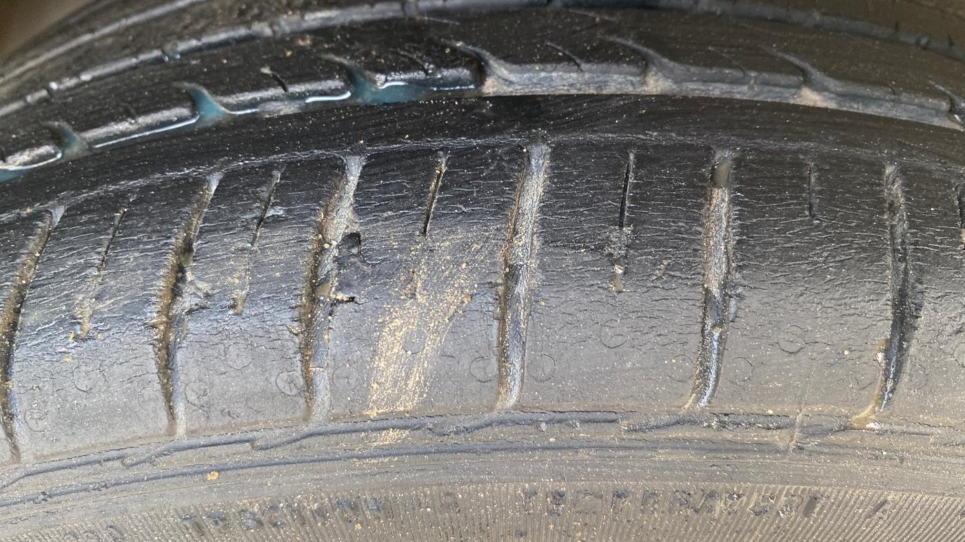 2018 Maruti Ciaz ALPHA  AT 1.5 SHVS PETROL, Petrol, Automatic, 27,796 km, Right Rear Tyre Tread
