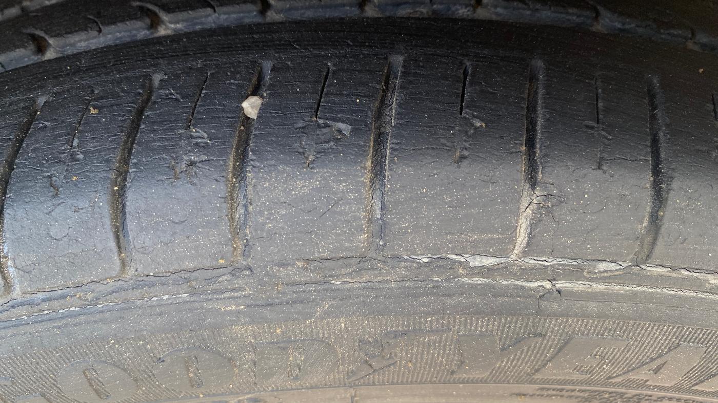 2018 Maruti Ciaz ALPHA  AT 1.5 SHVS PETROL, Petrol, Automatic, 27,796 km, Right Front Tyre Tread