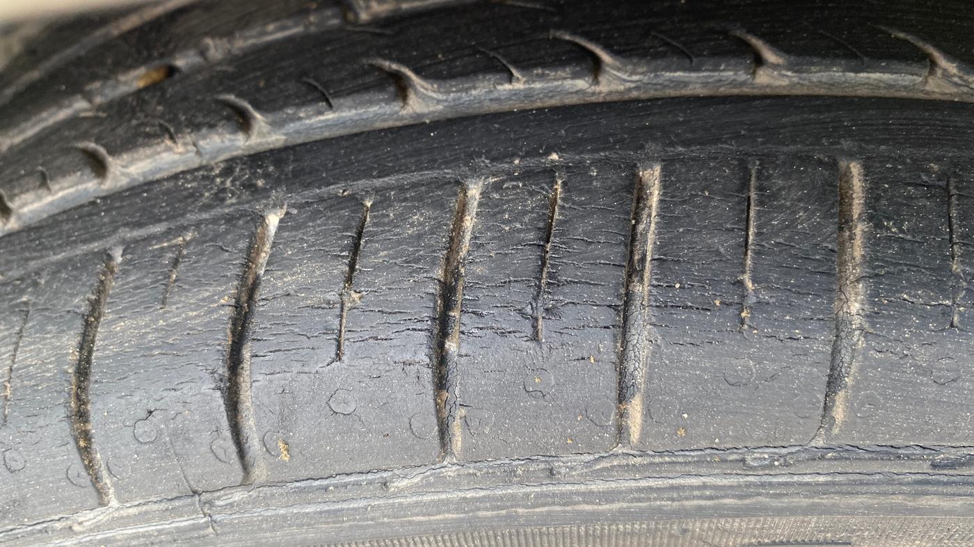 2018 Maruti Ciaz ALPHA  AT 1.5 SHVS PETROL, Petrol, Automatic, 27,796 km, Left Front Tyre Tread