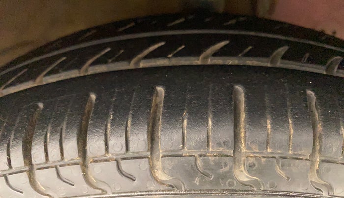 2015 Hyundai Eon ERA +, Petrol, Manual, 1,09,923 km, Right Front Tyre Tread
