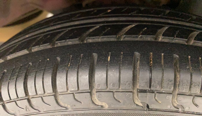 2015 Hyundai Eon ERA +, Petrol, Manual, 1,09,923 km, Left Rear Tyre Tread