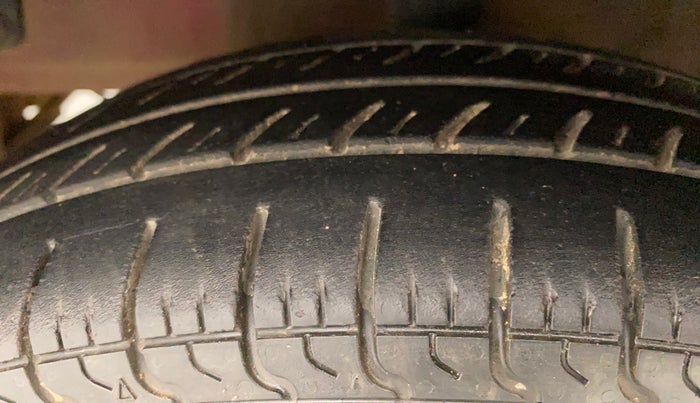 2015 Hyundai Eon ERA +, Petrol, Manual, 1,09,923 km, Left Front Tyre Tread