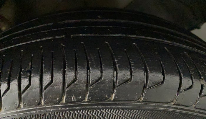 2013 Maruti Swift Dzire VXI REGAL EDITION, CNG, Manual, 61,130 km, Left Front Tyre Tread