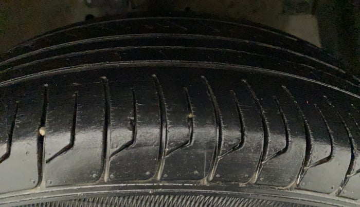 2013 Maruti Swift Dzire VXI REGAL EDITION, CNG, Manual, 61,130 km, Right Front Tyre Tread