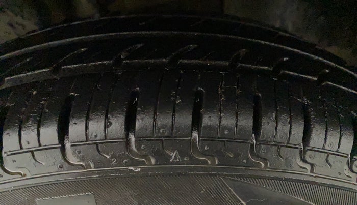 2016 Renault Kwid RXT 1.0 (O), Petrol, Manual, 38,818 km, Right Rear Tyre Tread