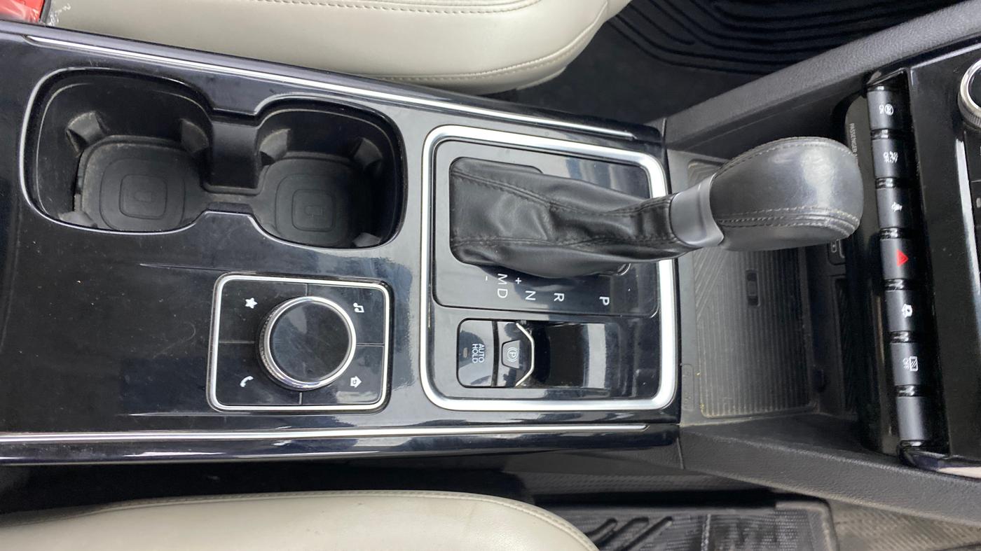2023 Mahindra XUV700 AX 7 LUXURY P AT 7 STR, Petrol, Automatic, 63,989 km, Gear Lever