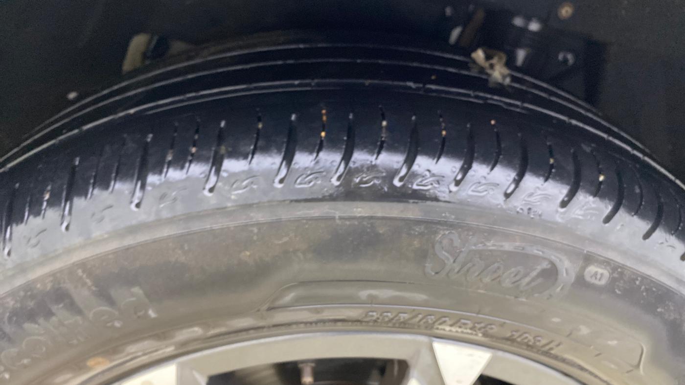 2023 Mahindra XUV700 AX 7 LUXURY P AT 7 STR, Petrol, Automatic, 63,989 km, Left Rear Tyre Tread