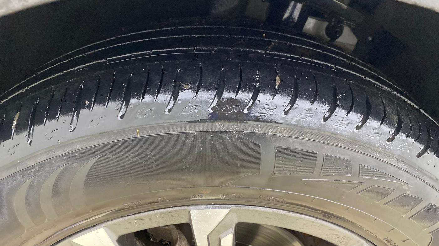 2023 Mahindra XUV700 AX 7 LUXURY P AT 7 STR, Petrol, Automatic, 63,989 km, Left Front Tyre Tread