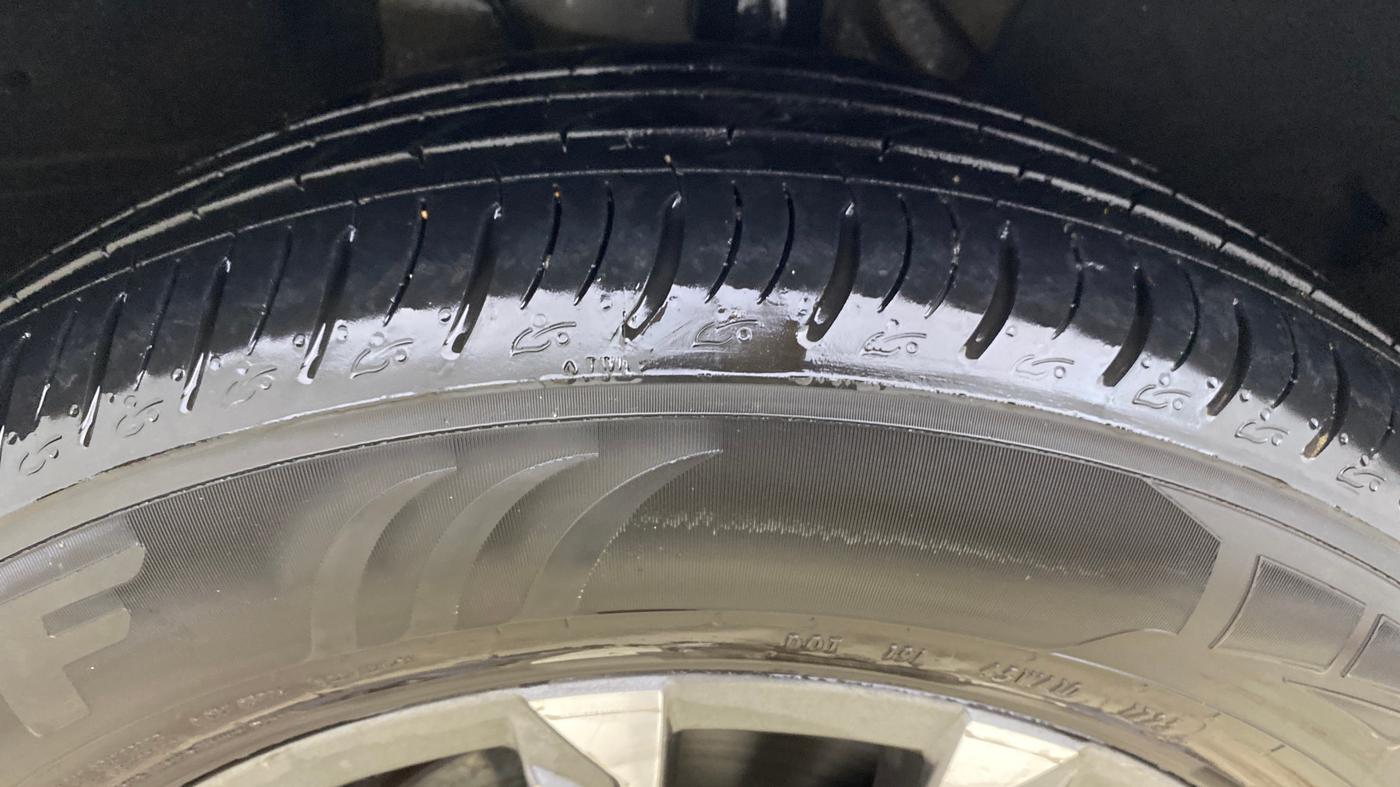 2023 Mahindra XUV700 AX 7 LUXURY P AT 7 STR, Petrol, Automatic, 63,989 km, Right Front Tyre Tread