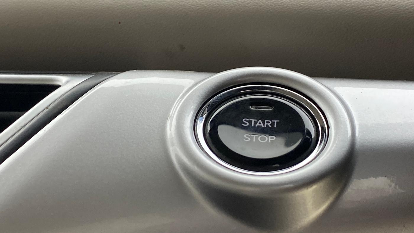 2023 Mahindra XUV700 AX 7 LUXURY P AT 7 STR, Petrol, Automatic, 63,989 km, Keyless Start/ Stop Button