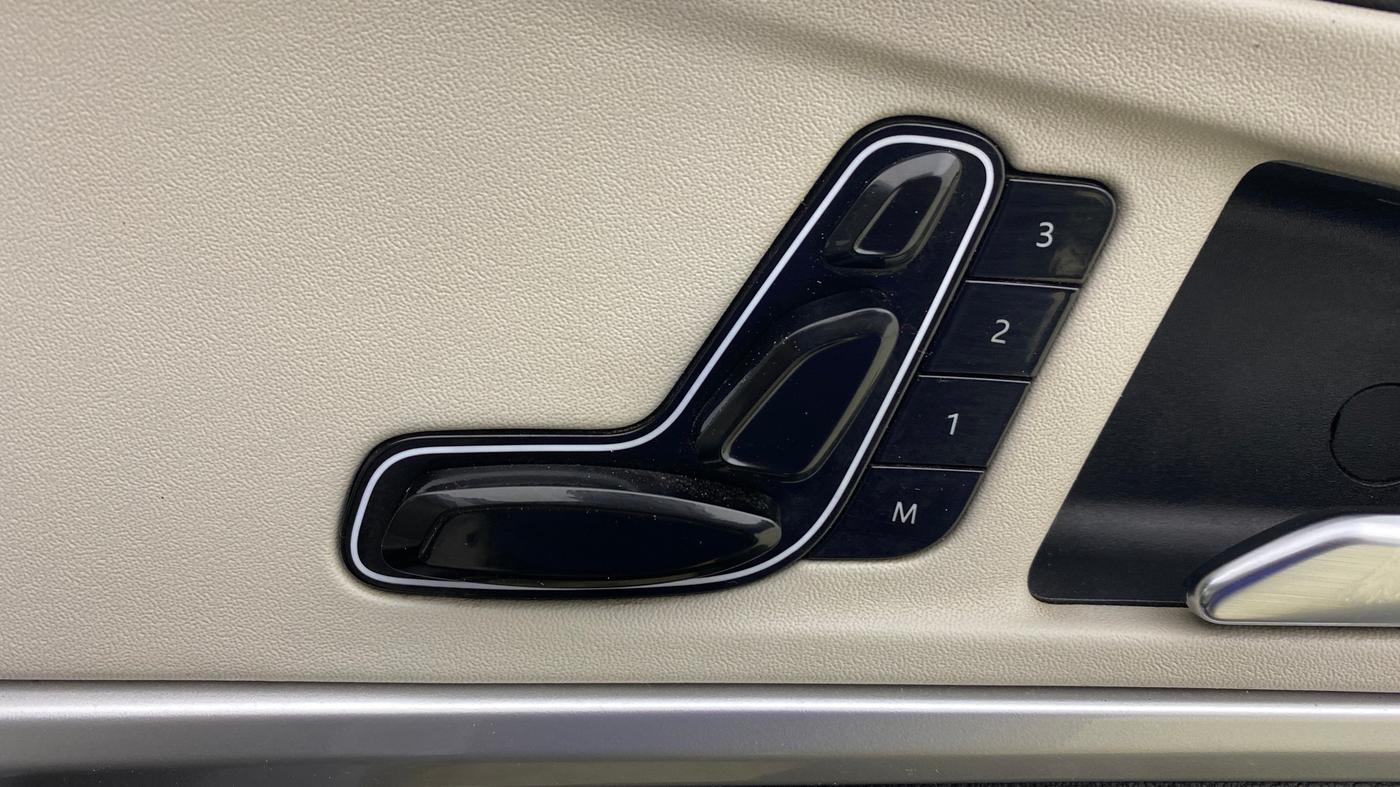 2023 Mahindra XUV700 AX 7 LUXURY P AT 7 STR, Petrol, Automatic, 63,989 km, Driver Side Adjustment Panel