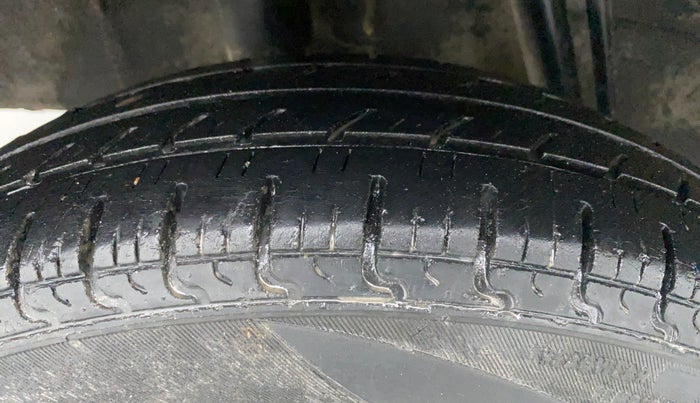 2017 Renault Kwid 1.0 RXT, CNG, Manual, 59,624 km, Right Rear Tyre Tread