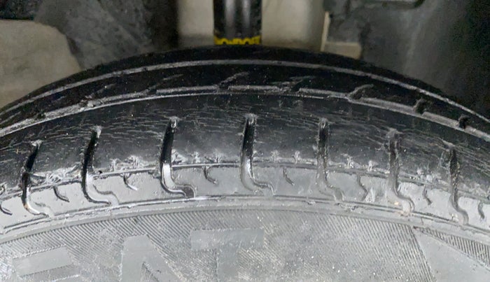 2017 Renault Kwid 1.0 RXT, CNG, Manual, 59,624 km, Right Front Tyre Tread