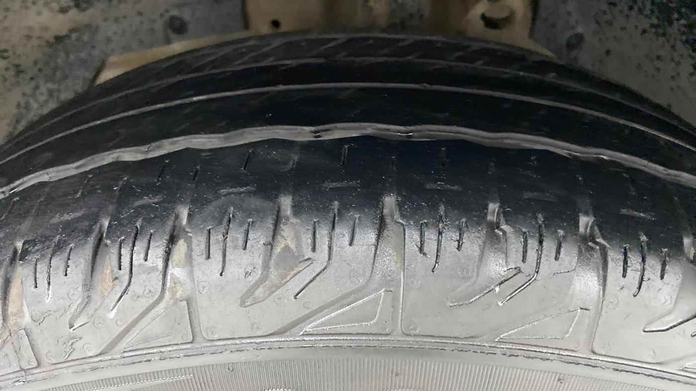 2017 Mahindra XUV500 W8 FWD AT, Diesel, Automatic, 91,696 km, Left Front Tyre Tread