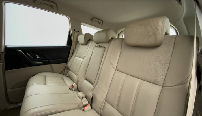2017 Mahindra XUV500 W8 FWD AT, Diesel, Automatic, 91,696 km, Right Side Rear Door Cabin