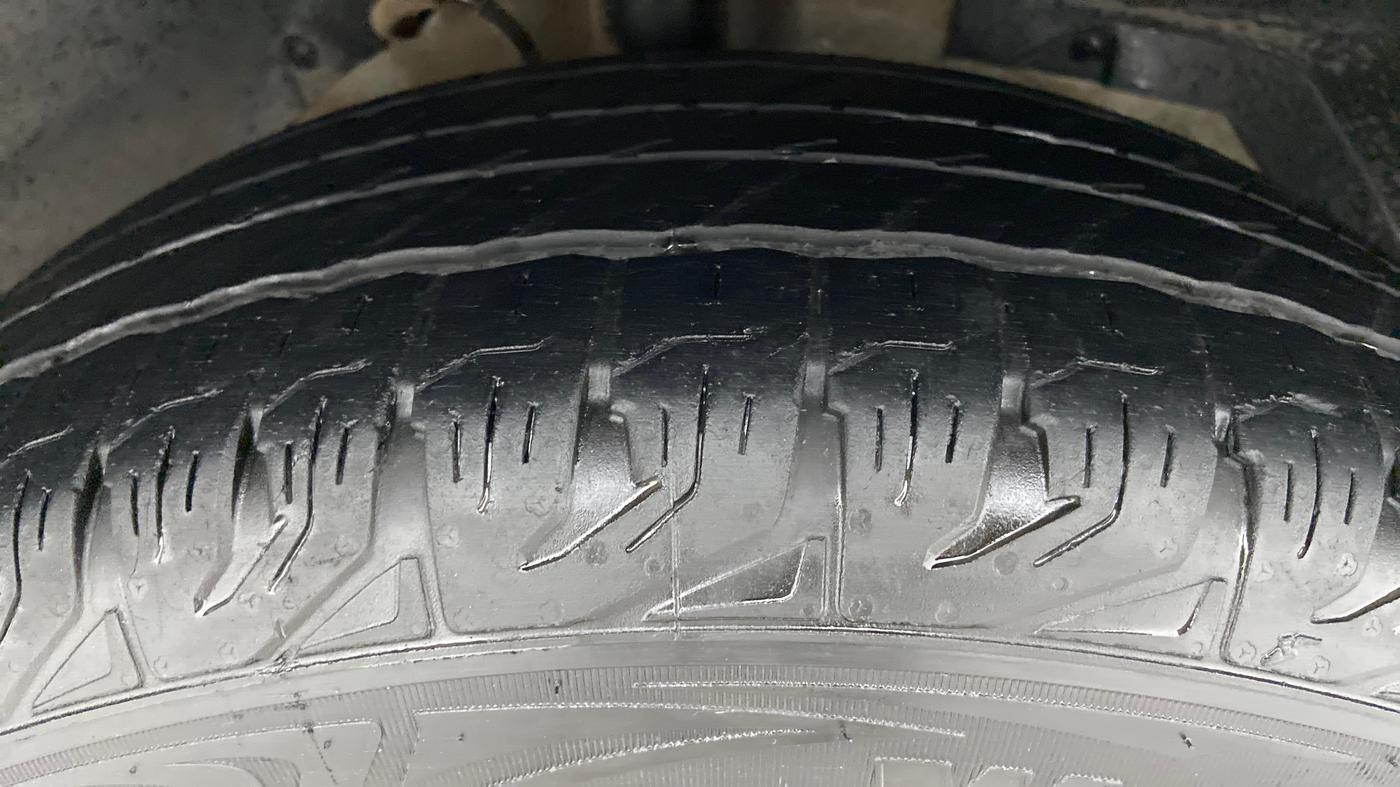 2017 Mahindra XUV500 W8 FWD AT, Diesel, Automatic, 91,696 km, Right Front Tyre Tread