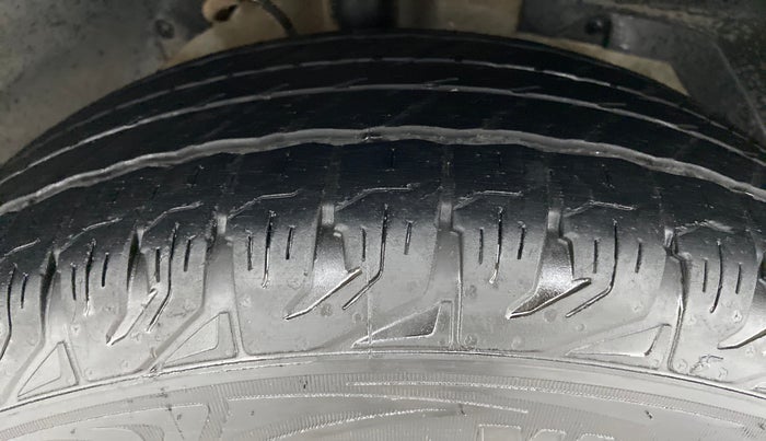 2017 Mahindra XUV500 W8 FWD AT, Diesel, Automatic, 91,696 km, Right Front Tyre Tread