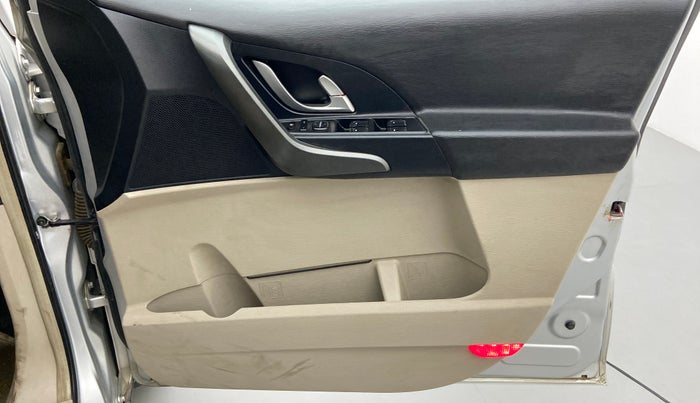 2017 Mahindra XUV500 W8 FWD AT, Diesel, Automatic, 91,696 km, Driver Side Door Panels Control