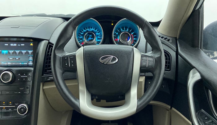 2017 Mahindra XUV500 W8 FWD AT, Diesel, Automatic, 91,696 km, Steering Wheel Close Up