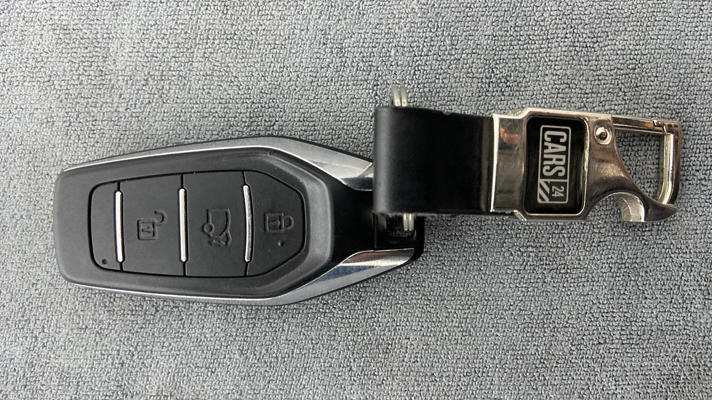 2017 Mahindra XUV500 W8 FWD AT, Diesel, Automatic, 91,696 km, Key Close Up
