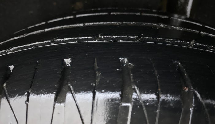 2016 Maruti Vitara Brezza ZDI, Diesel, Manual, 48,477 km, Left Rear Tyre Tread