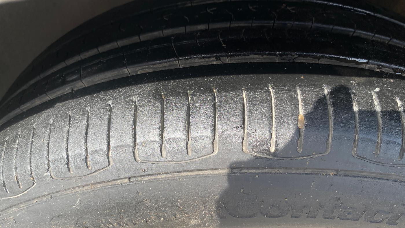 2014 Volkswagen Polo COMFORTLINE 1.5L, Diesel, Manual, 1,23,683 km, Left Front Tyre Tread