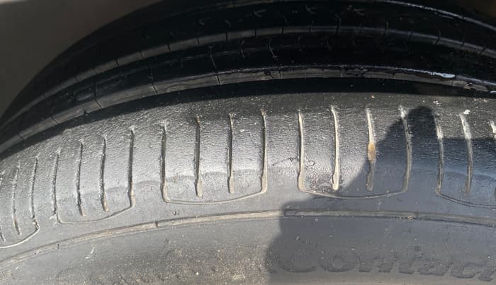 2014 Volkswagen Polo COMFORTLINE 1.5L, Diesel, Manual, 1,23,683 km, Left Front Tyre Tread