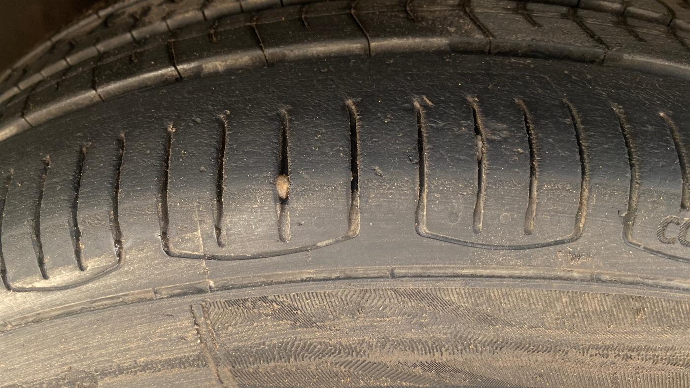 2014 Volkswagen Polo COMFORTLINE 1.5L, Diesel, Manual, 1,23,683 km, Right Front Tyre Tread