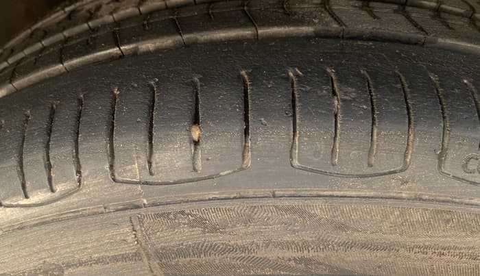 2014 Volkswagen Polo COMFORTLINE 1.5L, Diesel, Manual, 1,23,683 km, Right Front Tyre Tread