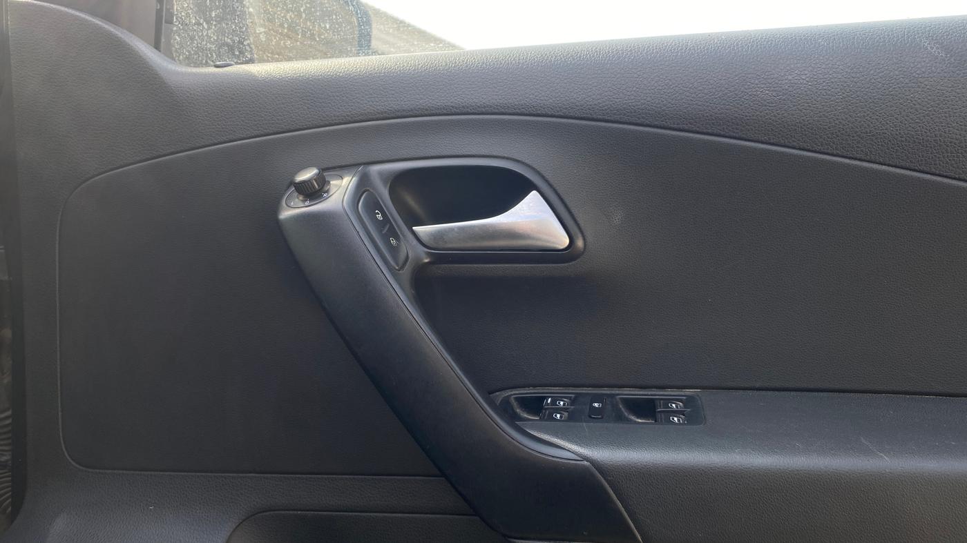 2014 Volkswagen Polo COMFORTLINE 1.5L, Diesel, Manual, 1,23,683 km, Driver Side Door Panels Control