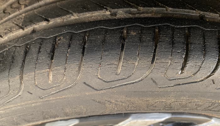 2014 Volkswagen Polo COMFORTLINE 1.5L, Diesel, Manual, 1,23,683 km, Right Rear Tyre Tread