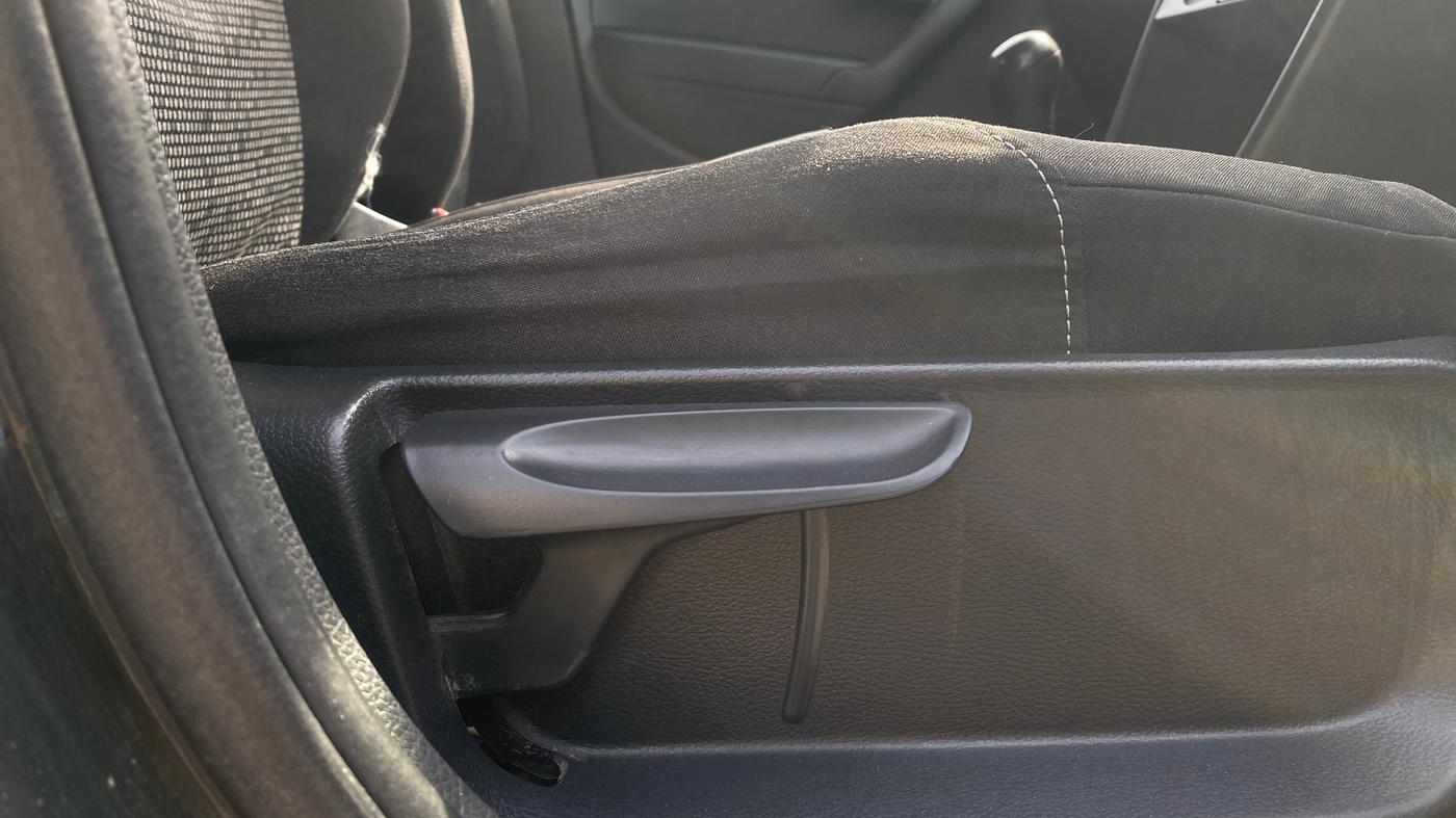 2014 Volkswagen Polo COMFORTLINE 1.5L, Diesel, Manual, 1,23,683 km, Driver Side Adjustment Panel