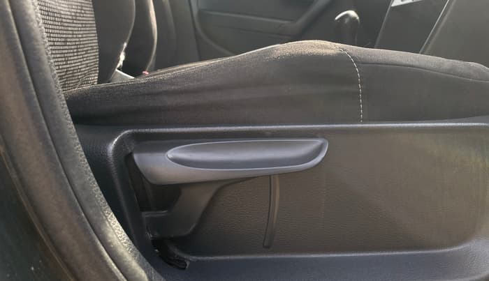 2014 Volkswagen Polo COMFORTLINE 1.5L, Diesel, Manual, 1,23,683 km, Driver Side Adjustment Panel