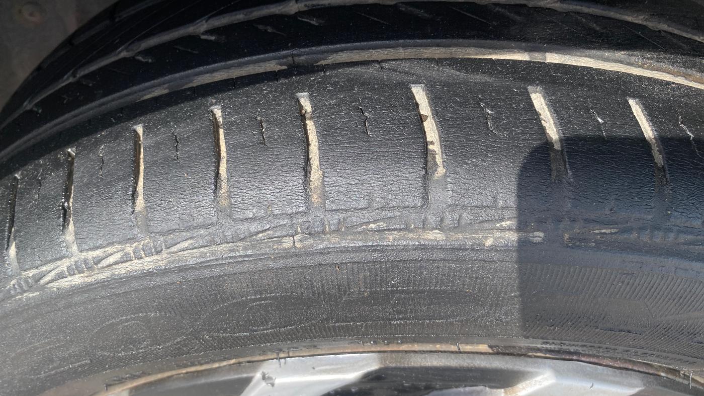 2014 Volkswagen Polo COMFORTLINE 1.5L, Diesel, Manual, 1,23,683 km, Left Rear Tyre Tread