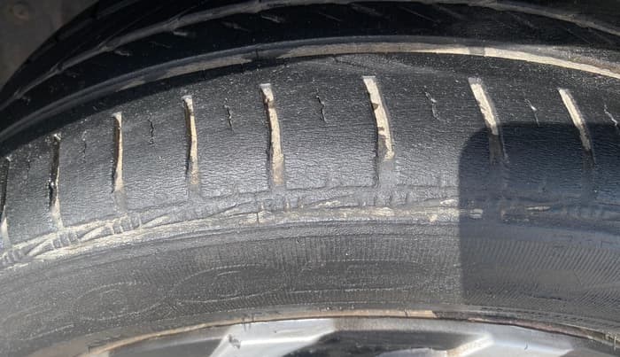 2014 Volkswagen Polo COMFORTLINE 1.5L, Diesel, Manual, 1,23,683 km, Left Rear Tyre Tread